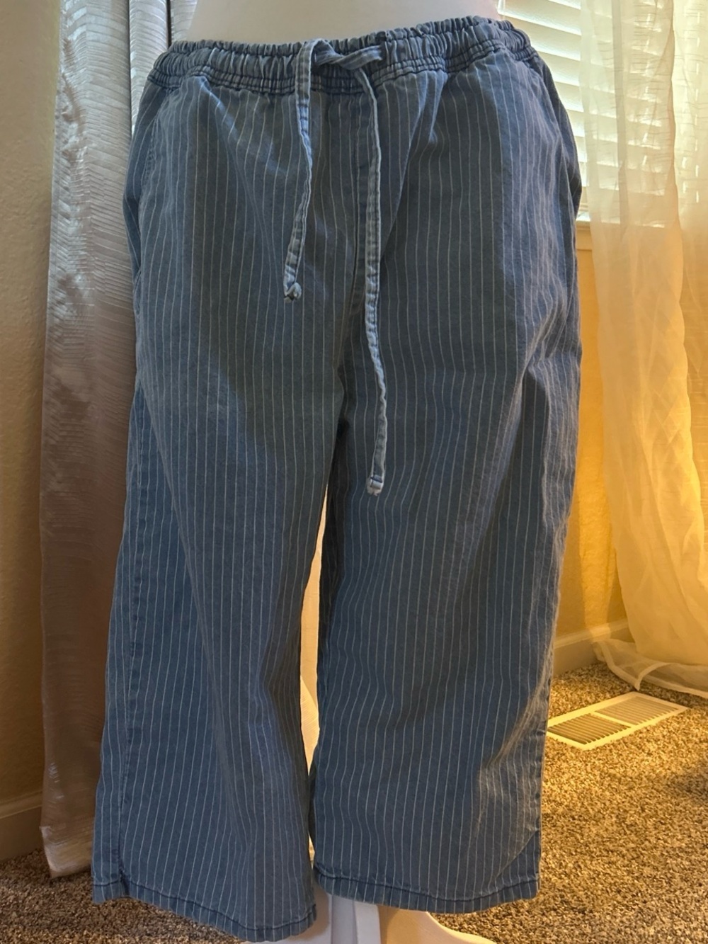 Ladies vintage drawstring denim pinstriped capris